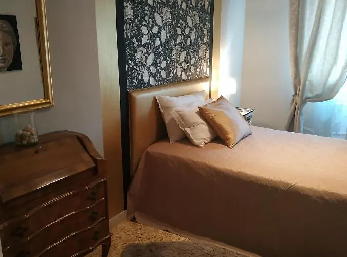 Urban Art Space - Three -near The Center And Train Station Apartment