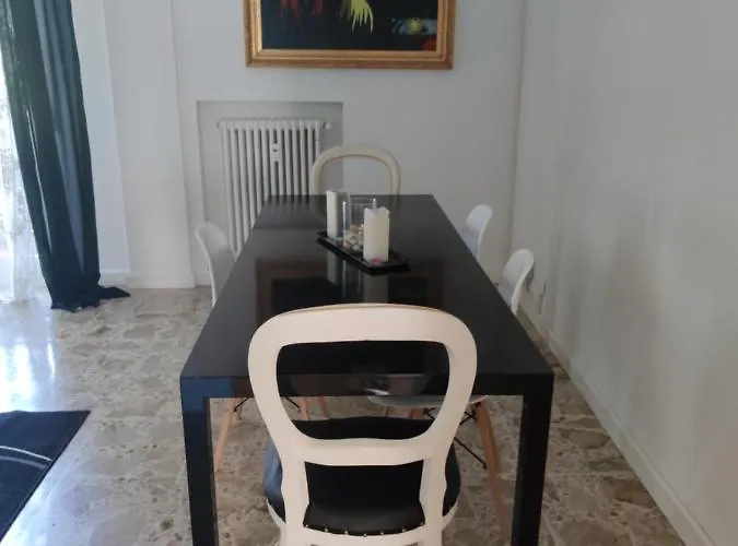 Apartment Urban Art Space - Three -near The Center And Train Station *