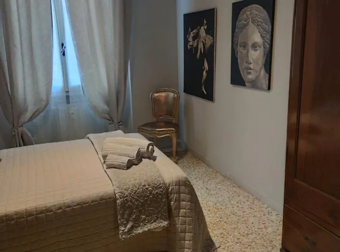 Apartment Urban Art Space - Three -near The Center And Train Station