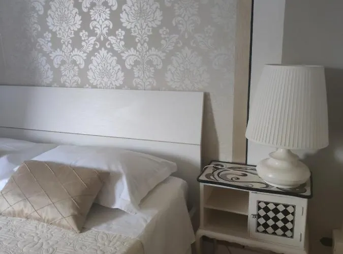 Urban Art Space - Three -near The Center And Train Station Apartment